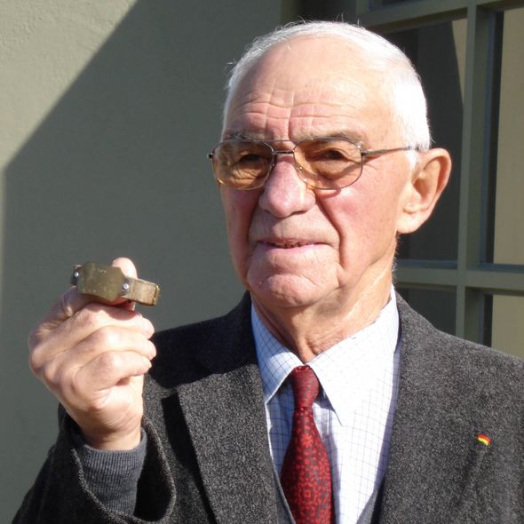 Marcel Suillerot (1923-2024) mit seinem im Außenlager "Heinkel" gefertigten Armband (© GuMS)