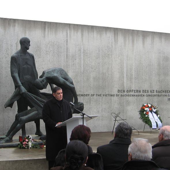 Romani Rose, Vorsitzender des Zentralrates Deutscher Sinti und Roma, in der Gedenkstätte Sachsenhausen (2013)