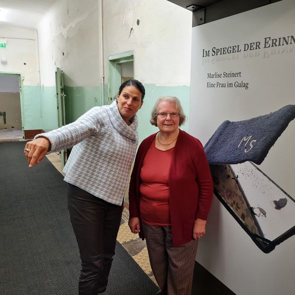 Lore Siebert (links), Tochter von Marlise Steinert, und Gedenkstättenleiterin Ines Reich in der Ausstellung (© GBLP) Lore Siebert (links), Tochter von Marlise Steinert, und Gedenkstättenleiterin Ines Reich in der Ausstellung (© GBLP)