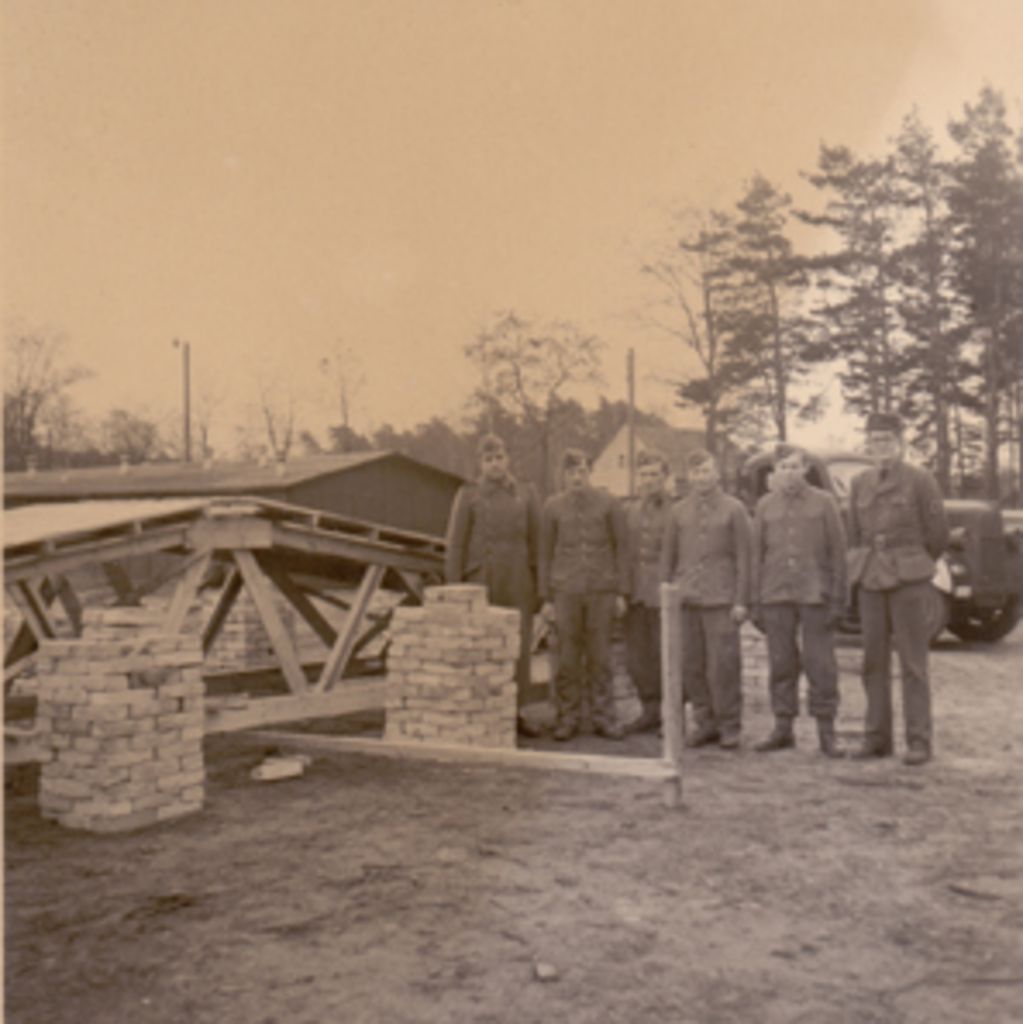 Vier italienische Militärinternierte (Mitte), die in Lieberose als Zwangsarbeiter eingesetzt wurden, 27. Januar 1944 (© Gedenkstätte Lieberose/Jamlitz, Henk de Kloet)