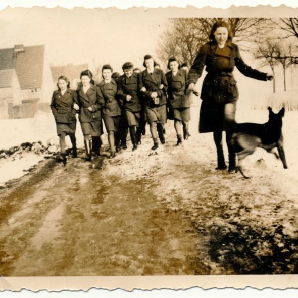 Eine Gruppe Aufseherinnen mit Schäferhund, nach 1940 (Privatfoto, MGR/SBG)