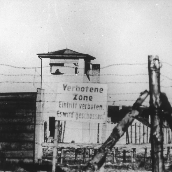 Stacheldrahtzaun vor dem Speziallager Sachsenhausen mit Schild "Verbotene Zone" und Wachturm, 1949 (Foto: Richard Perlia)