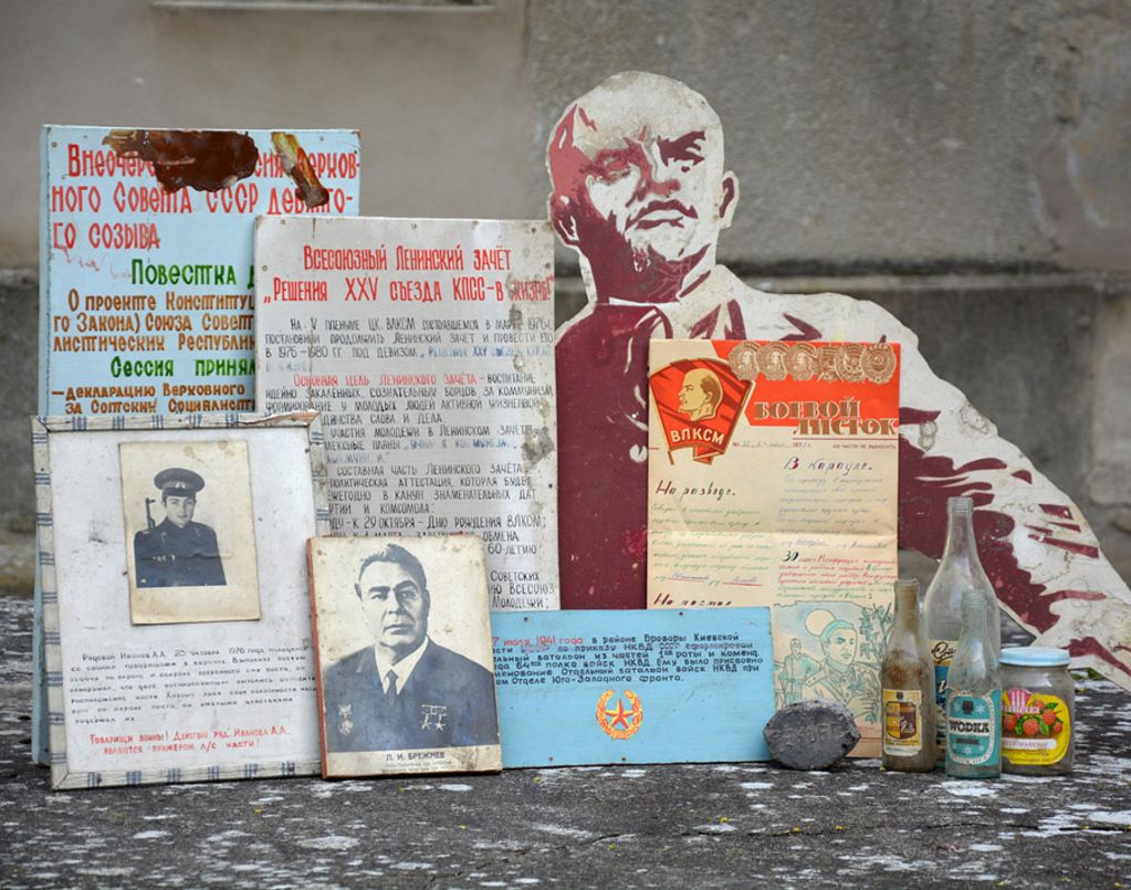 Ein Teil der mehr als 200 Fundstücke aus einem ehemaligen Gebäude des sowjetischen "Militärstädtchen Nr. 7"