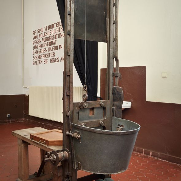 Guillotine (c) Hagen Immel