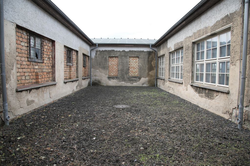 Innenhof der ehemaligen Textilfabrik nach der Befreiung von Unkraut, Britta Pawelke, MGR