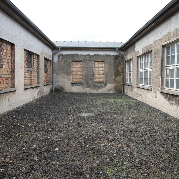 Innenhof der ehemaligen Textilfabrik nach der Befreiung von Unkraut, Britta Pawelke, MGR Innenhof der ehemaligen Textilfabrik nach der Befreiung von Unkraut, Britta Pawelke, MGR