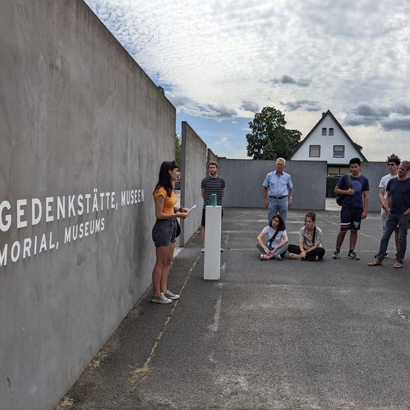 Teilnehmerinnen und Teilnehmer des ersten Workcamps präsentierten am gestrigen Donnerstag ihren Soundwalk durch die Gedenkstätte (© Gedenkstätte und Museum Sachsenhausen)