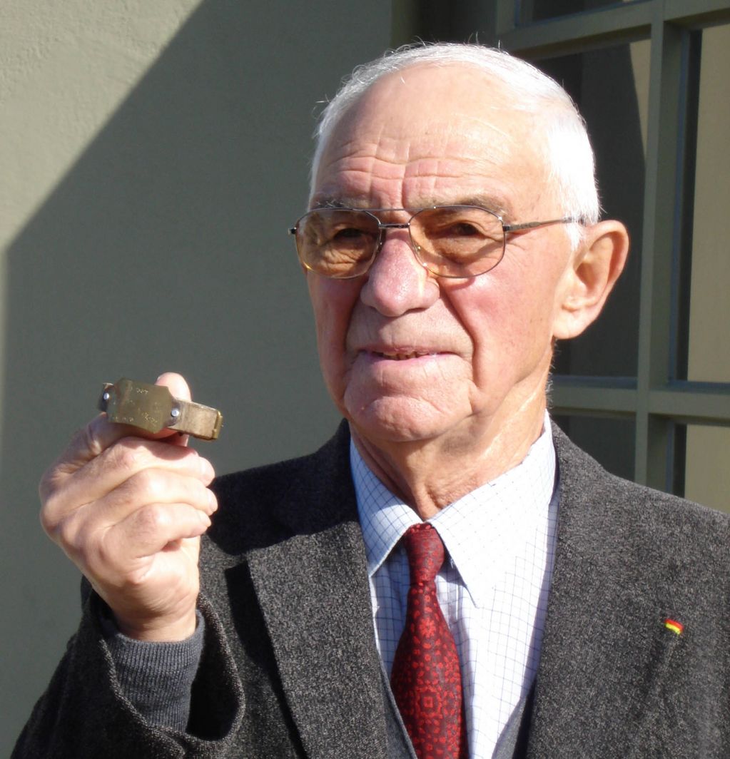 Marcel Suillerot (1923-2024) mit seinem im Außenlager "Heinkel" gefertigten Armband (© GuMS)