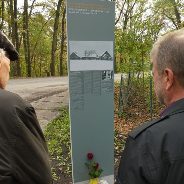 Informationsstele zum KZ Meissnershof Informationsstele zum KZ Meissnershof