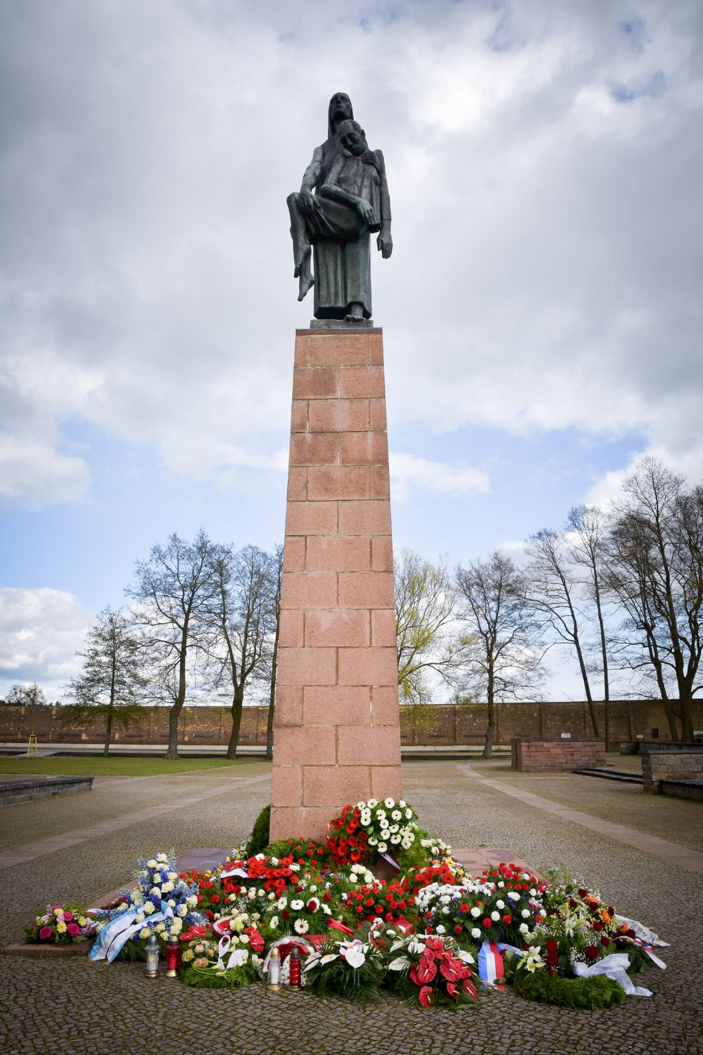 Mahnmal "Tragende" von Will Lammert