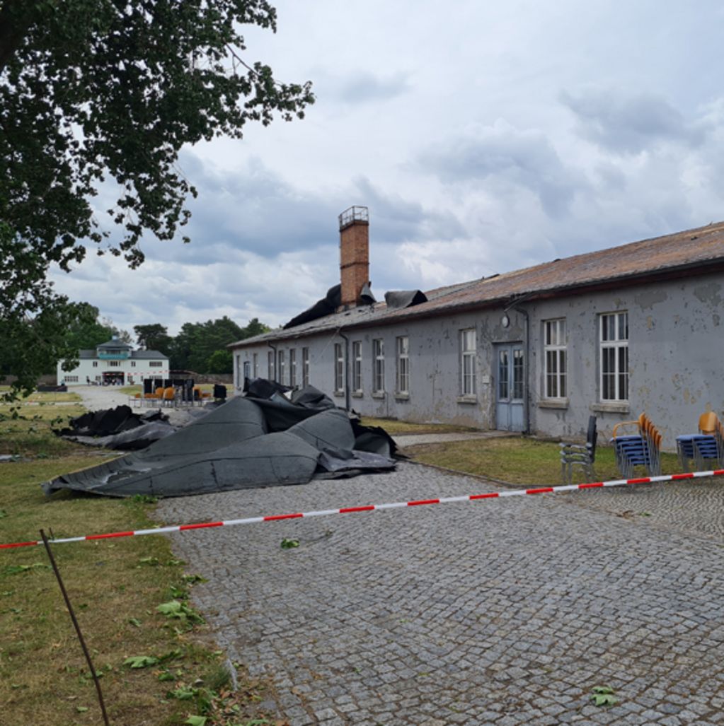 Die Dachhaut der ehemaligen Häftlingswäscherei wurde durch den gestrigen Sturm vollständig heruntergerissen (© SBG/Seferens).