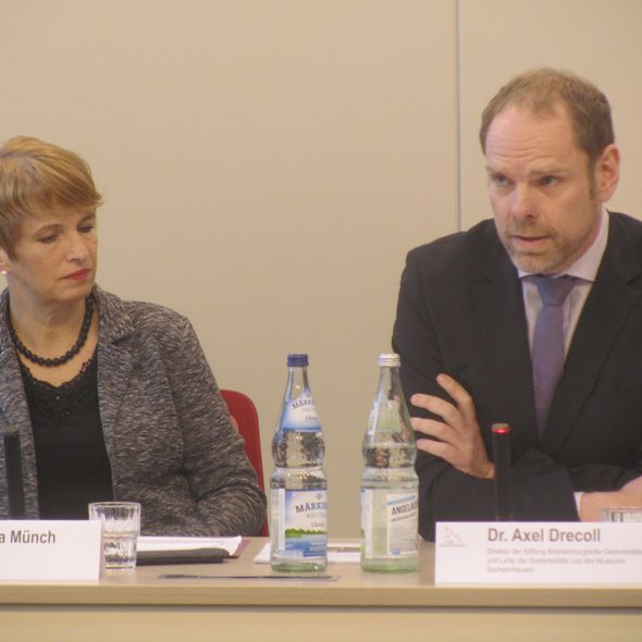 Kulturministerin Martina Münch und Stiftungdirektor Axel Drecoll bei der Jahrespressekonferenz in Potsdam