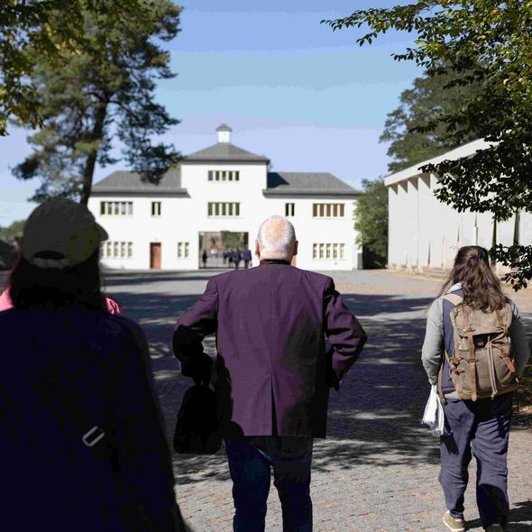 Teilnehmende eines Treffens von Angehörigen in der Gedenkstätte Sachsenhausen (© GuMS, Leona Goldstein) Teilnehmende eines Treffens von Angehörigen in der Gedenkstätte Sachsenhausen (© GuMS, Leona Goldstein)