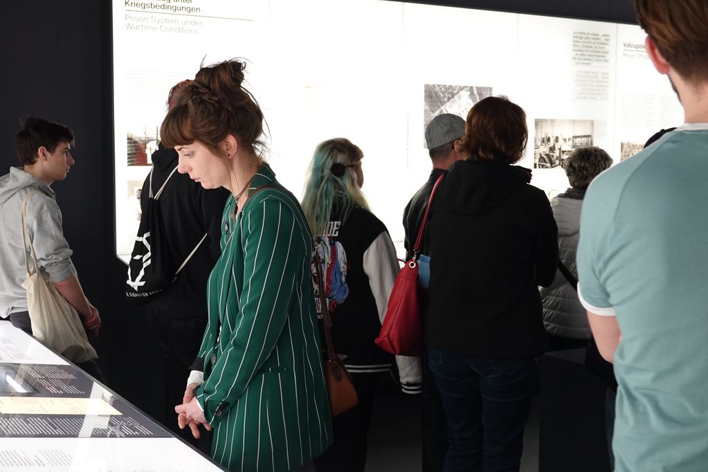 Besucherinnen und Besucher in der Ausstellung (Foto: SBG)