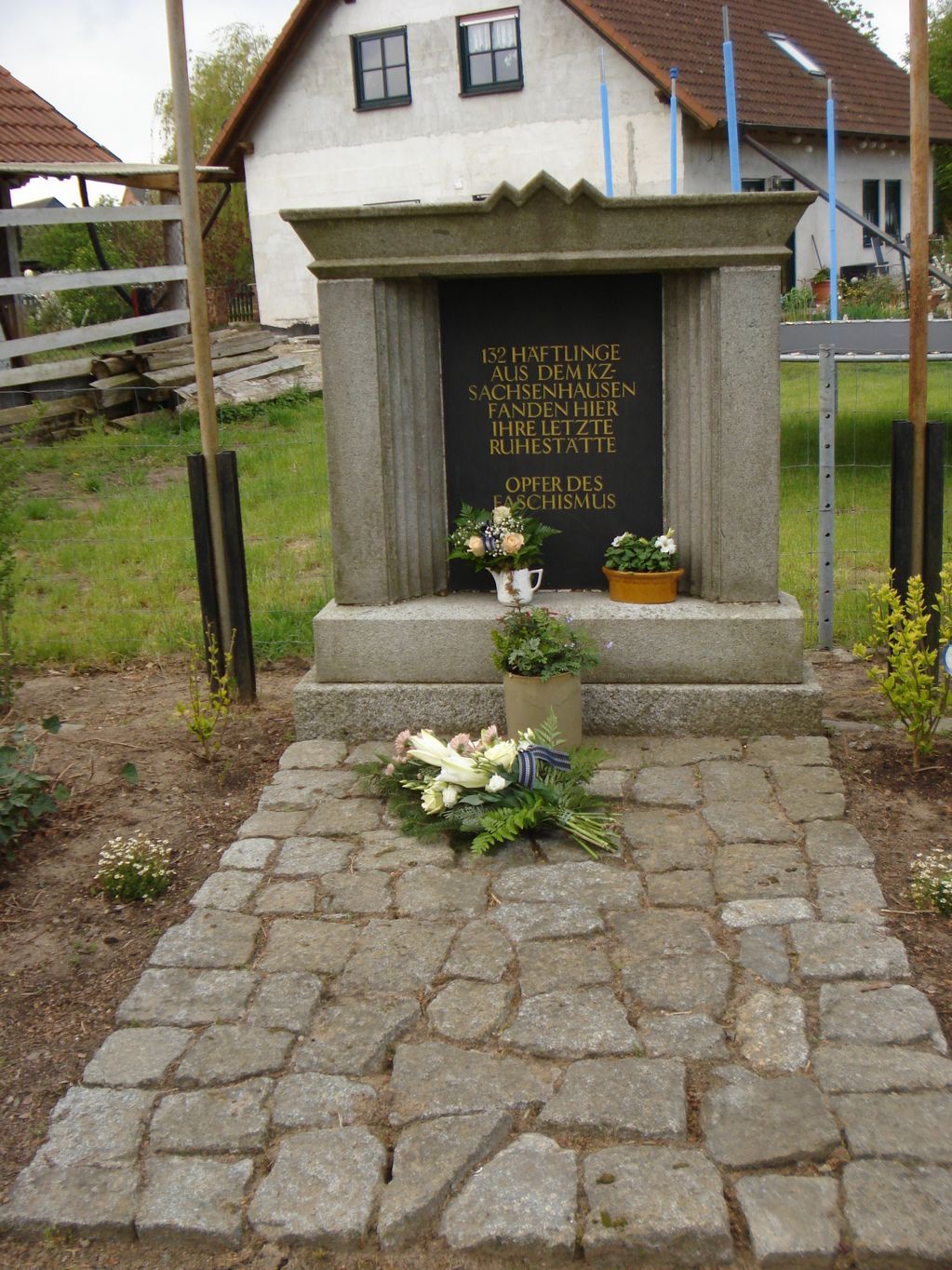 Gedenkstein für Todesmarsch-Opfer auf dem Friedhof in Grabow (© SBG)