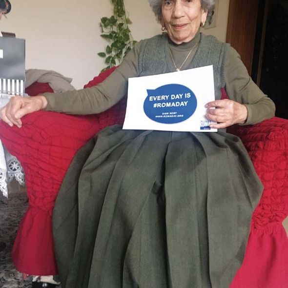 Mannheim, 17. März 2019: Zilli mit dem Schild des Bündnisses für Solidarität mit den Sinti und Roma Europas "Every Day is Roma Day" (Foto: Stiftung Denkmal für die ermordeten Juden Europas)