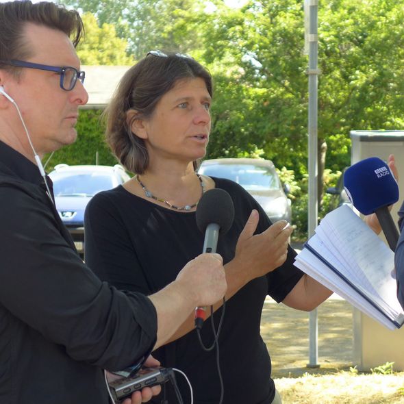 Head of the Memorial Dr. Sylvia de Pasquale with BBC Radio from London Foto: GSBadH/SBG