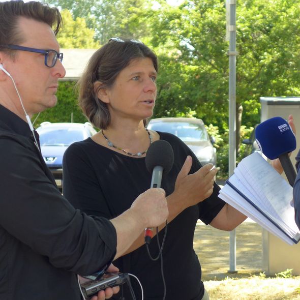 Leiterin Dr. Sylvia de Pasquale im Interview mit BBC Radio aus London Foto: GSBadH/SBG Leiterin Dr. Sylvia de Pasquale im Interview mit BBC Radio aus London Foto: GSBadH/SBG