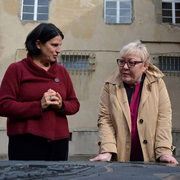 Die SED-Opferbeauftragte Evelyn Zupke (rechts) und Gedenkstättenleiterin Ines Reich (© GBLP)