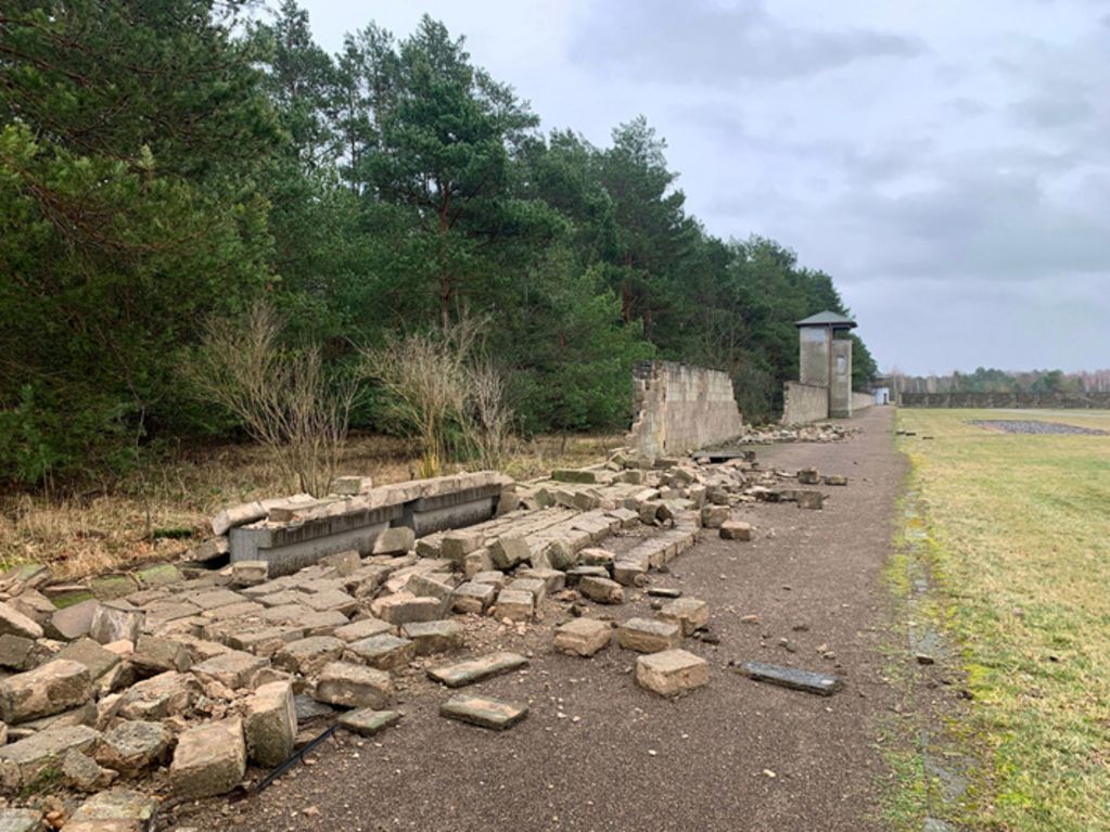 Das Sturmtief "Ylenia" brachte die östliche Lagermauer auf einer Länge von rund 200 Metern zum Einsturz.