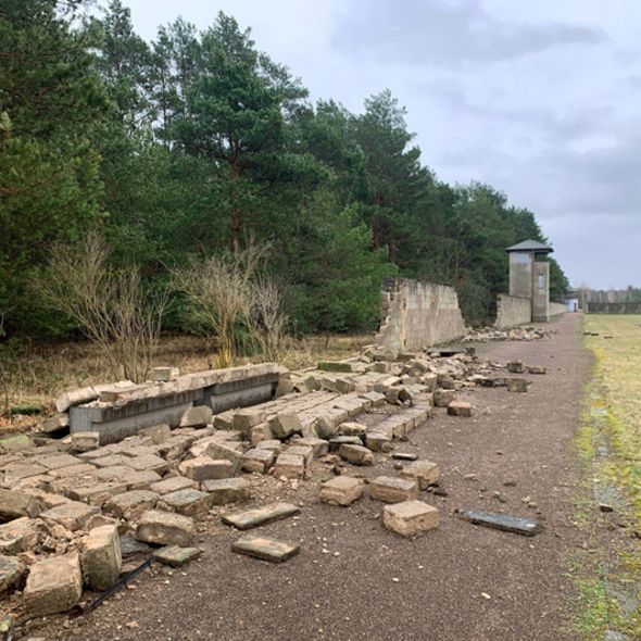 Das Sturmtief "Ylenia" brachte die östliche Lagermauer auf einer Länge von rund 200 Metern zum Einsturz. Das Sturmtief "Ylenia" brachte die östliche Lagermauer auf einer Länge von rund 200 Metern zum Einsturz.