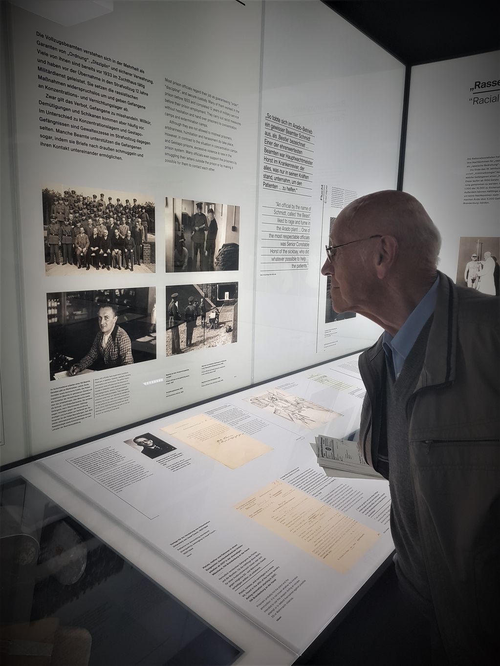 Dr. Hans-Joachim Heise in der Ausstellung der Gedenkstätte (Foto: GSBadH)