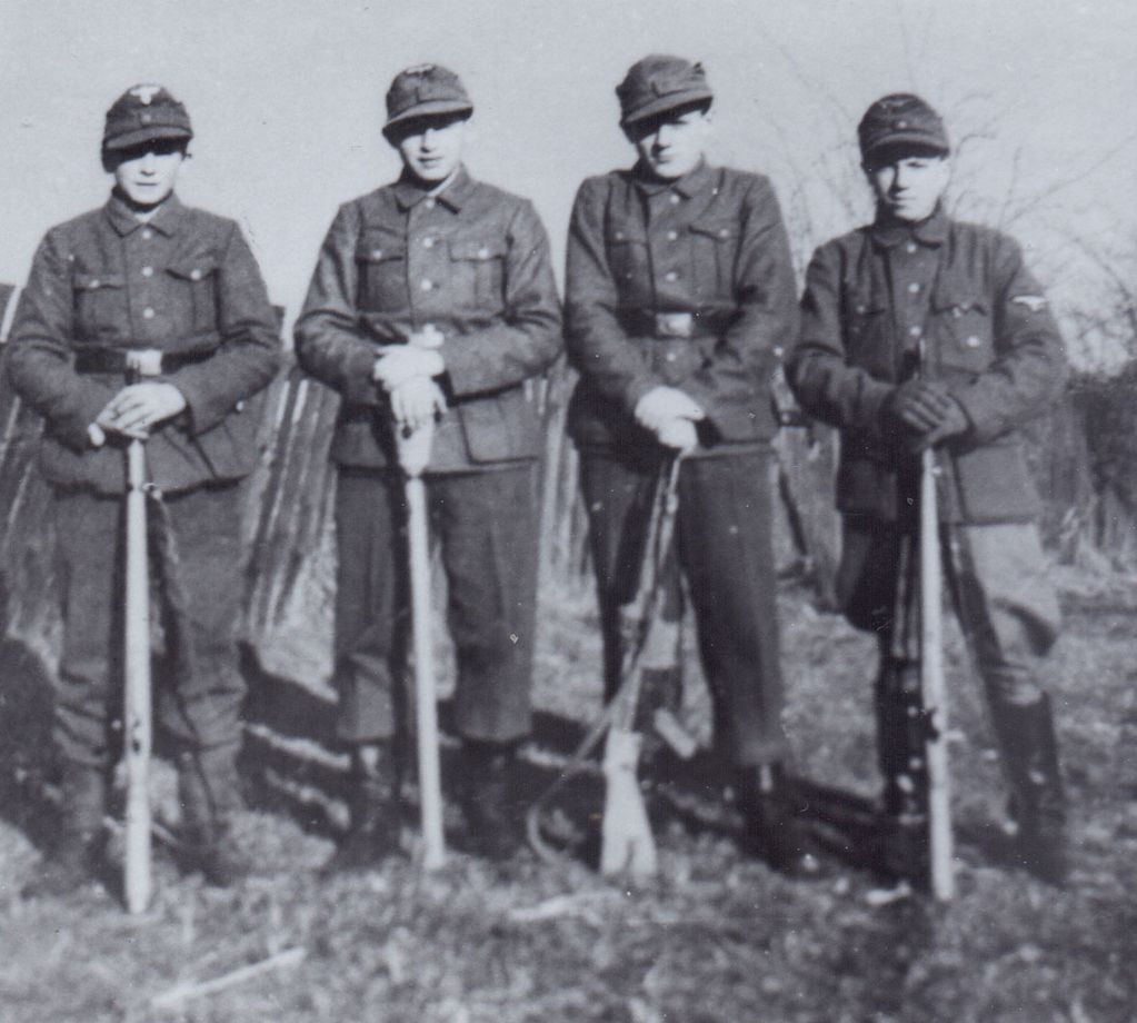 Jugendliche im HJ-Volkssturmlager Lieberose, April 1945. (Stadtgeschichtliche Sammlung Lieberose)