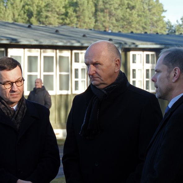 Prmierminister Mateusz Morawiecki, Ministerpräsident Dietmar Woidke und Stiftungsdirektor Axel Drecoll (v.l.) Prmierminister Mateusz Morawiecki, Ministerpräsident Dietmar Woidke und Stiftungsdirektor Axel Drecoll (v.l.)