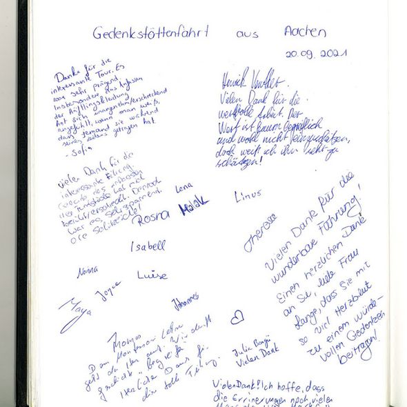 Eintragungen der Jugendgruppe aus Aachen im Besucherbuch der Gedenkstätte. Eintragungen der Jugendgruppe aus Aachen im Besucherbuch der Gedenkstätte.