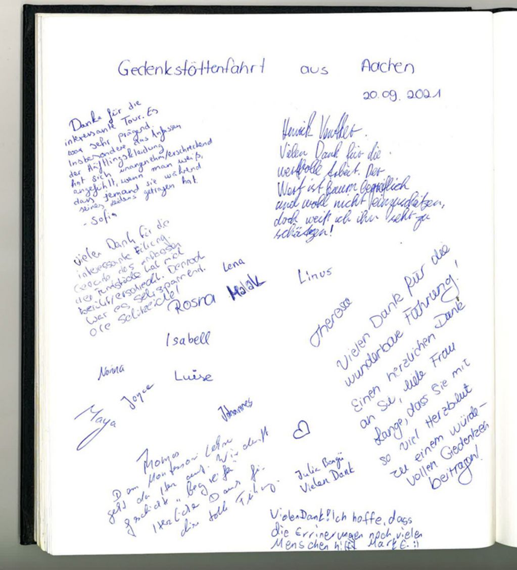 Eintragungen der Jugendgruppe aus Aachen im Besucherbuch der Gedenkstätte.