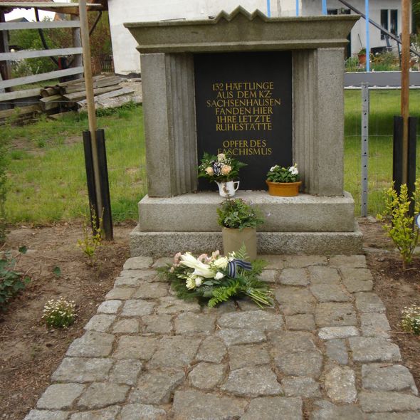 Gedenkstein für Todesmarsch-Opfer auf dem Friedhof in Grabow (© SBG) Gedenkstein für Todesmarsch-Opfer auf dem Friedhof in Grabow (© SBG)