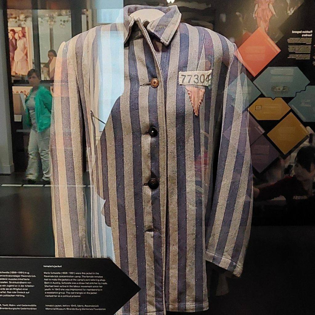 Häftlingsjacke in der 'Berlin Global'-Ausstellung des Humboldt Forums in Berlin