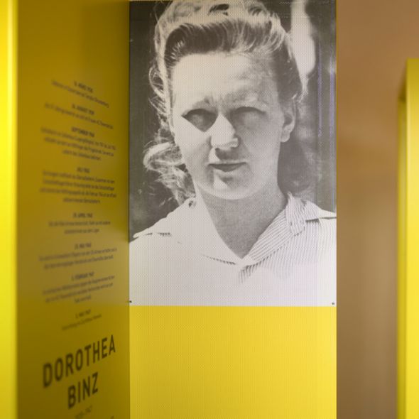 Ausstellung "Im Gefolge der SS" in einem der ehemaligen Ausfseherinnenhäuser in der Gedenkstätte Ravensbrück, © MGR, F. Steinhausen Ausstellung "Im Gefolge der SS" in einem der ehemaligen Ausfseherinnenhäuser in der Gedenkstätte Ravensbrück, © MGR, F. Steinhausen