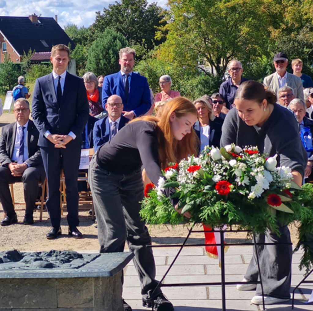 Justizminister Benjamin Grimm (links) bei der Kranzniederlegung (© SBG, H. Seferens)