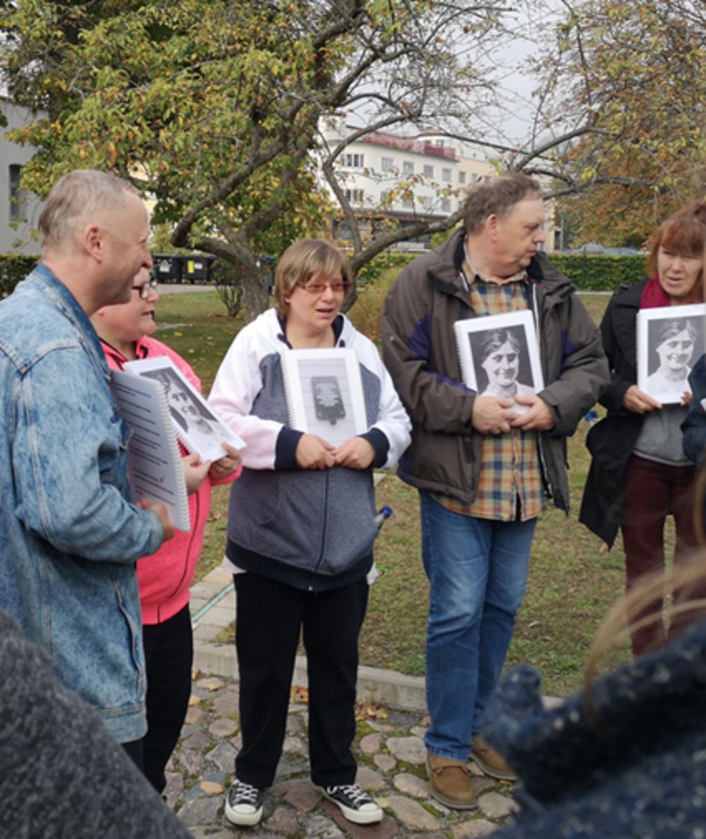 Kerstin Latzke (Bildmitte) während einer inklusiven Führung in der Gedenkstätte für die Opfer der Euthanasie-Morde in Brandenburg an der Havel (© Stiftung Brandenburgische Gedenkstätten)