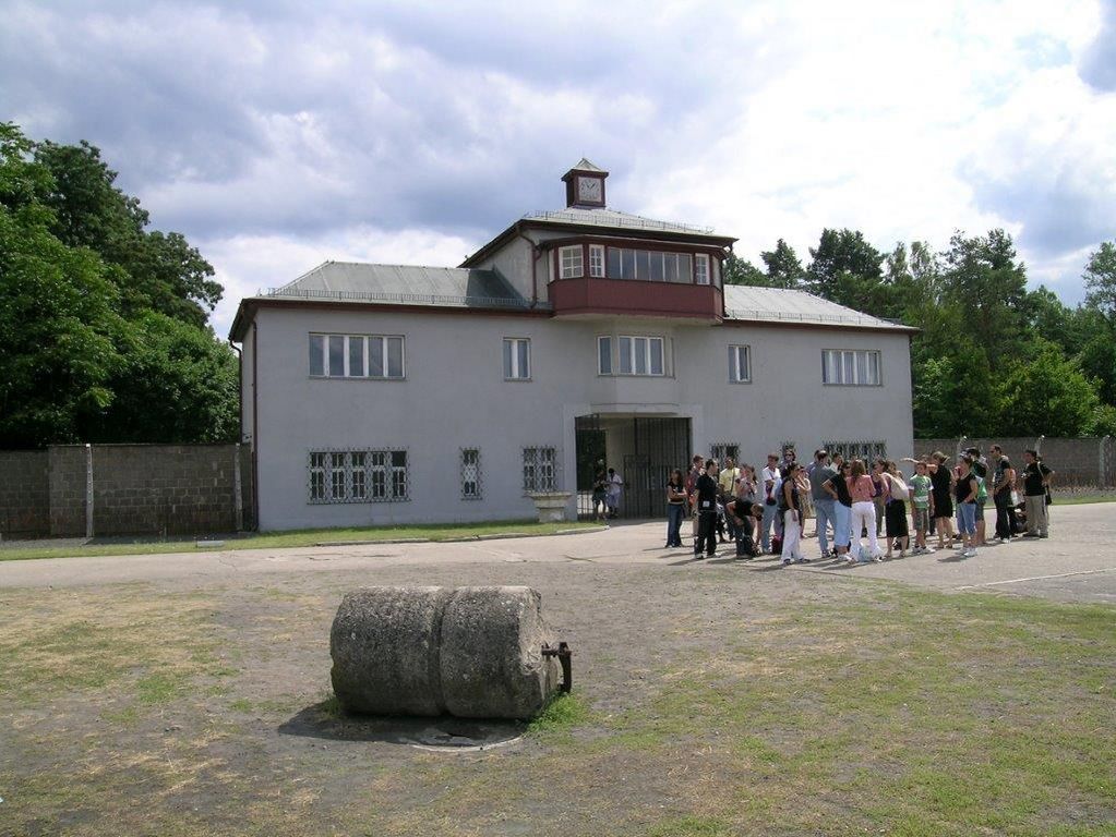 Geführte Gruppe vor Turm A (Eingang zum Häftlingslager)